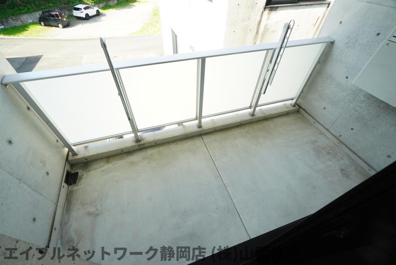 バルコニー　暖かな日差しのふりそそぐバルコニー