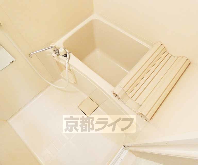 バス・シャワールーム　鏡の付いた便利なお風呂