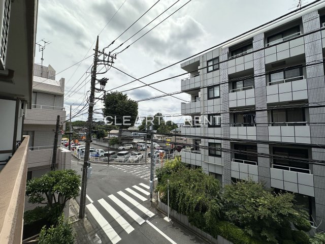 眺望　暖かな日差しのふりそそぐバルコニー