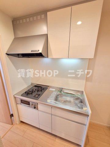 キッチン　☆大きなシステムキッチンには食器や調理器具がたくさん入ります
