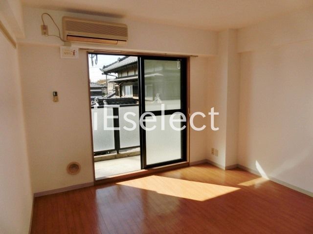 居室・リビング　南西向きの明るいお部屋です