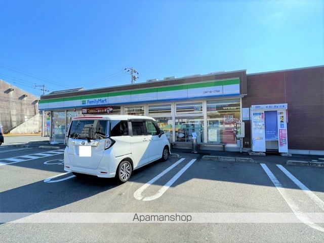 コンビニ　ファミリーマート（コンビニ）まで213m