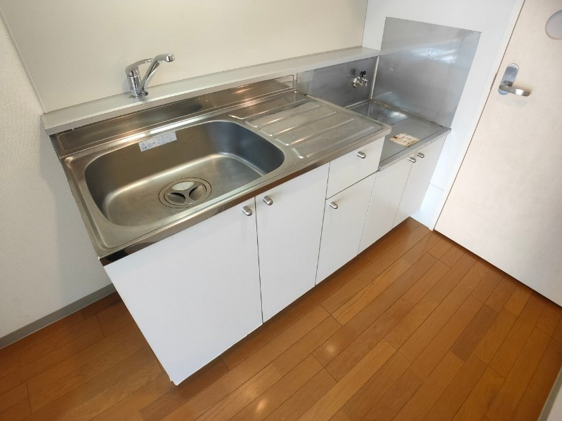 キッチン　キッチンです。ご自身でコンロを設置していただけます。