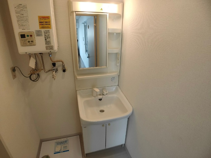 洗面設備　シャンプードレッサーは棚もついていて便利そう！
