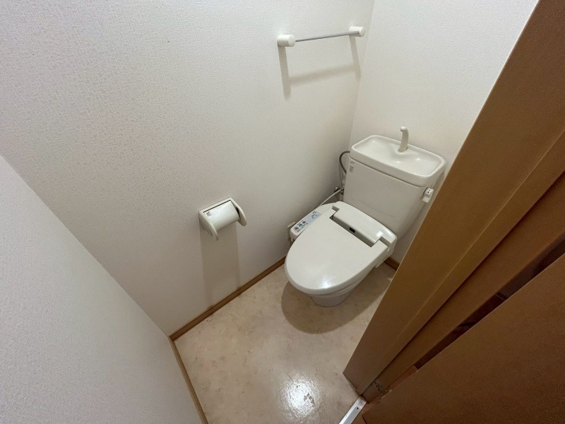トイレ　こちらはトイレです。清潔感があり、安心して使用できます。