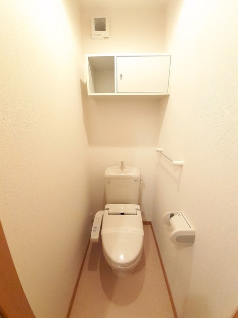 トイレ　温水洗浄便座付きの機能性も充実した洋式トイレです。