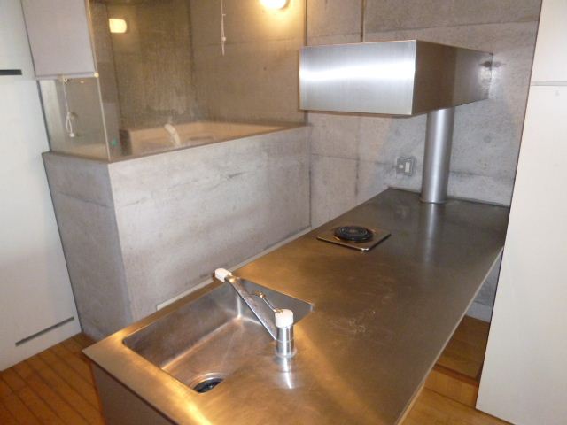 キッチン　電気コンロ付きのキッチンです