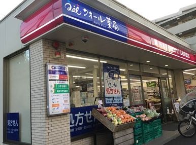 コンビニ　ナチュラルローソン 世田谷弦巻三丁目店（コンビニ）まで74m