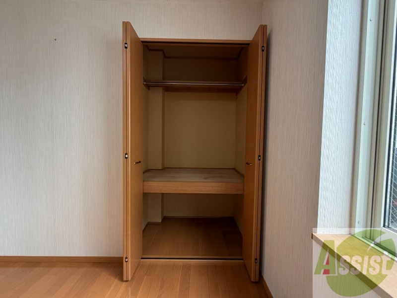 収納　こちらの収納にはハンガーをかけて服もしまえますね。