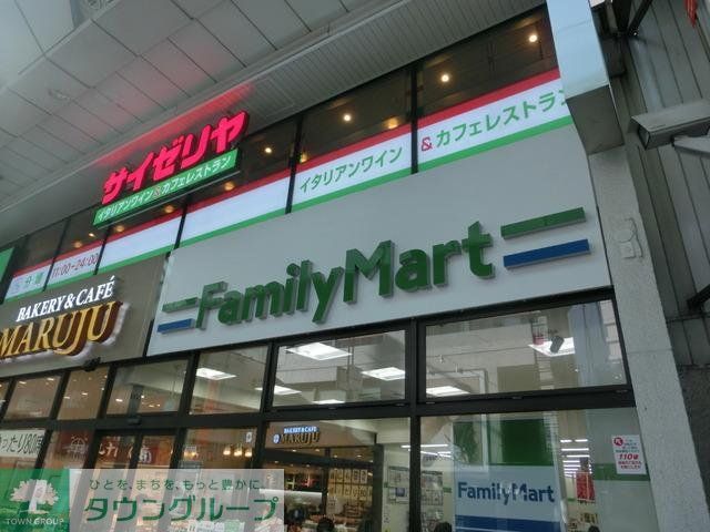 コンビニ　ファミリーマート（コンビニ）まで560m