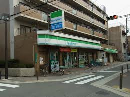 コンビニ　ファミリーマート（コンビニ）まで373m