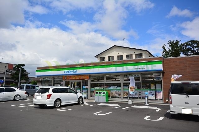コンビニ　ファミリーマート（コンビニ）まで300m