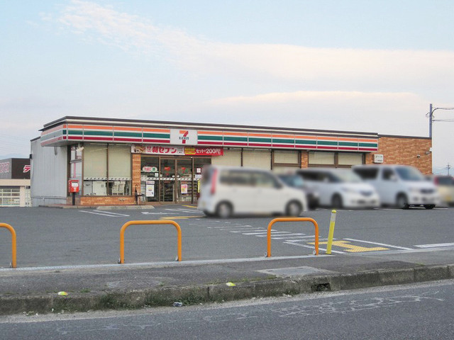 コンビニ　セブンイレブン葛城南花内店（コンビニ）まで869m