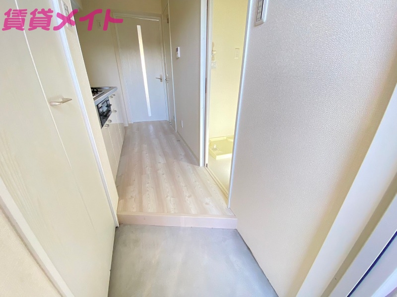 玄関　別部屋反転参考写真です