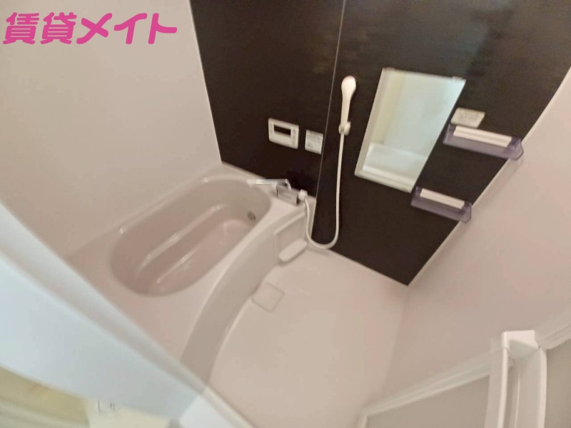 バス・シャワールーム　別部屋反転参考写真です