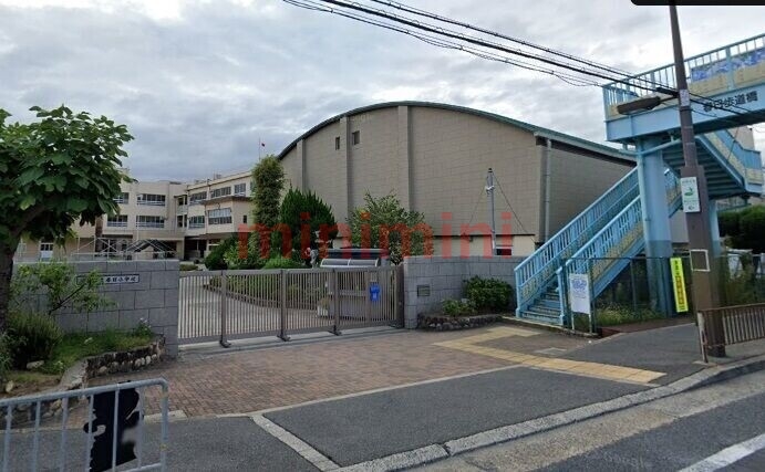 小学校　茨木市立春日小学校（小学校）まで722m