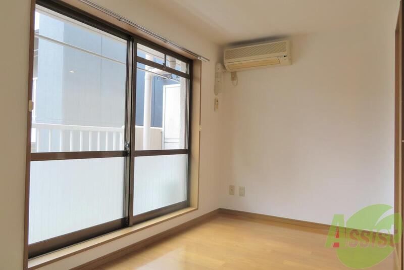 居室・リビング　リビングは６帖でお部屋は落ち着きのあるお部屋になってます。