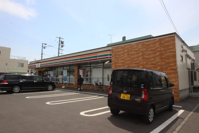 コンビニ　セブンイレブン北郷２条店（コンビニ）まで550m