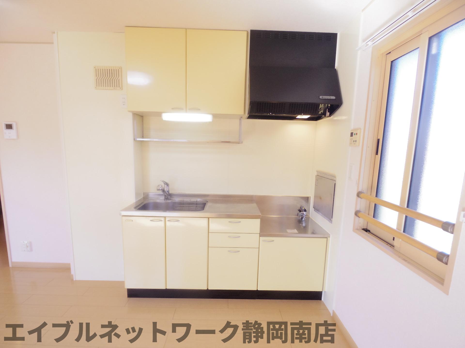 キッチン　コンパクトなキッチンで掃除もラクラク