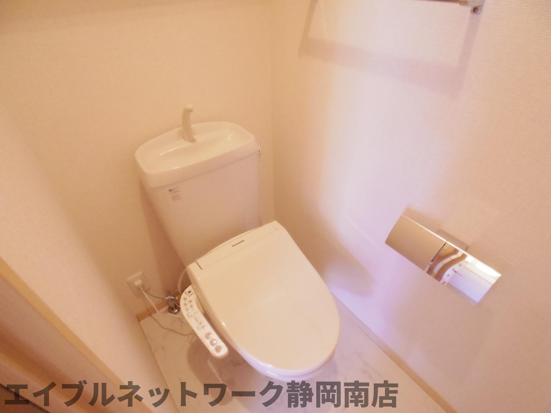 トイレ　落ち着いた色調のトイレです