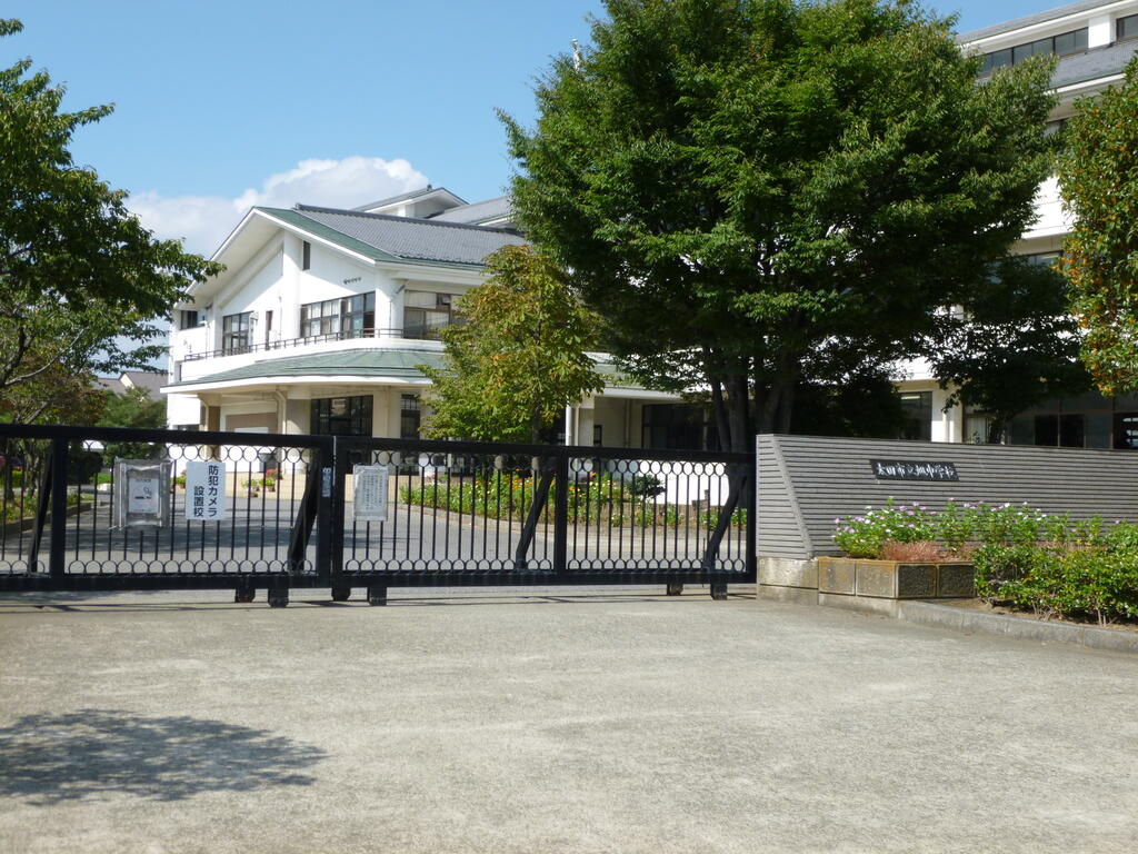 中学校　太田市立旭中学校（中学校）まで988m