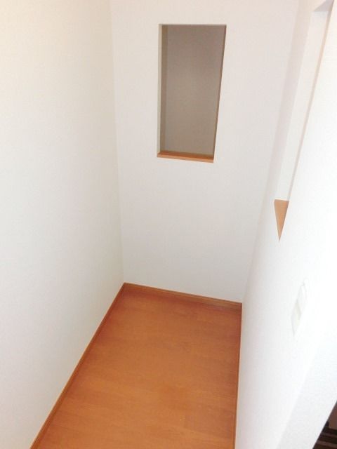 その他部屋・スペース　こちらは納戸スペースです。掃除道具やコルフバッグなど置けま…