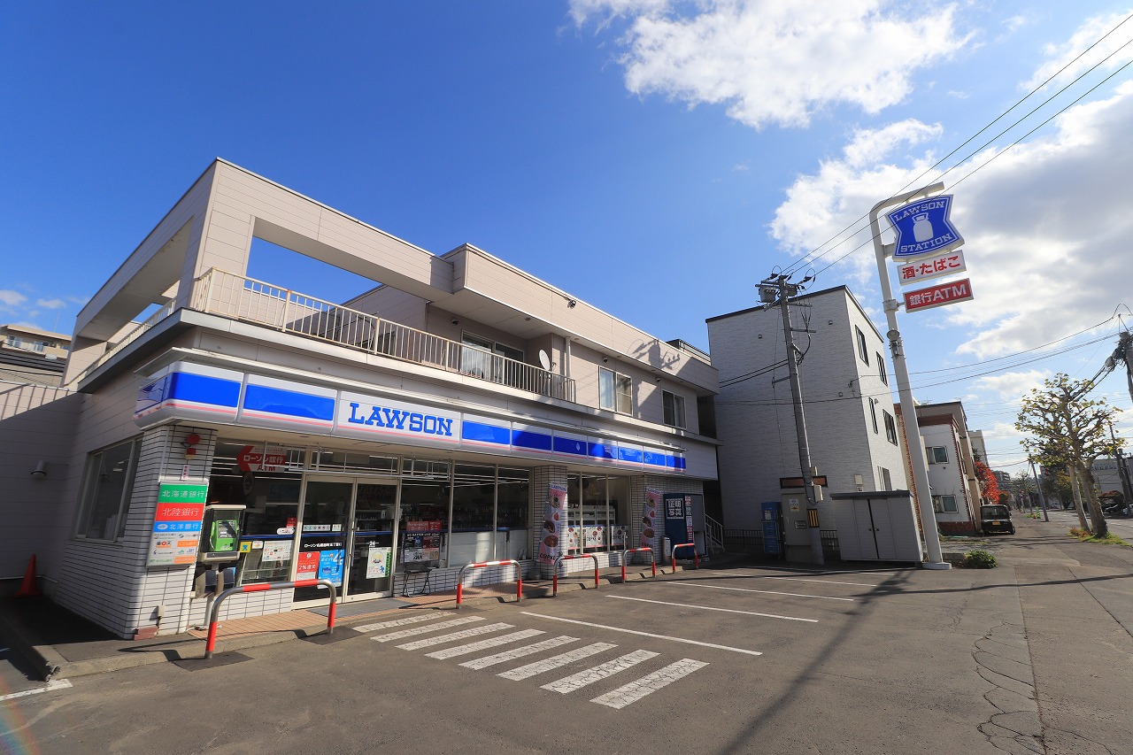 コンビニ　ローソン札幌旭町五丁目店（コンビニ）まで158m