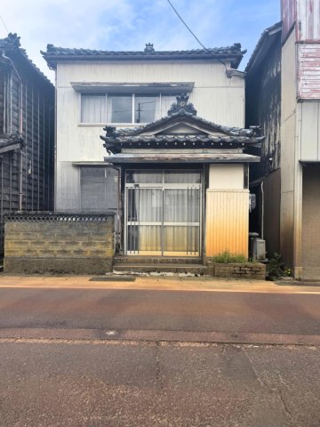 建物外観　正面玄関は大通りに面しています