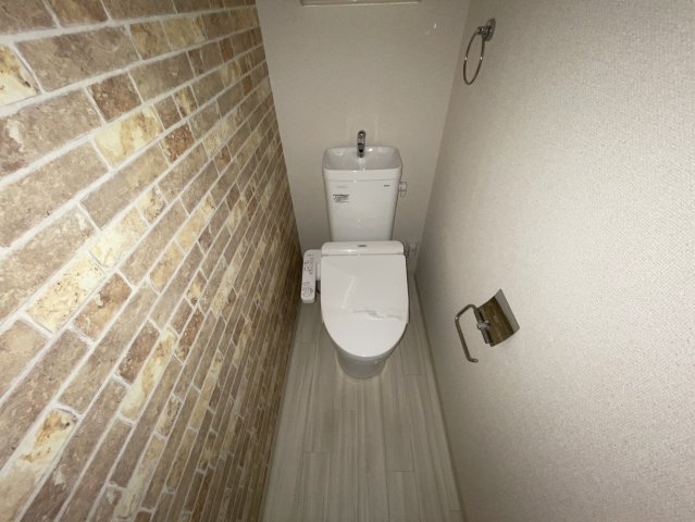 トイレ　同物件別部屋写真