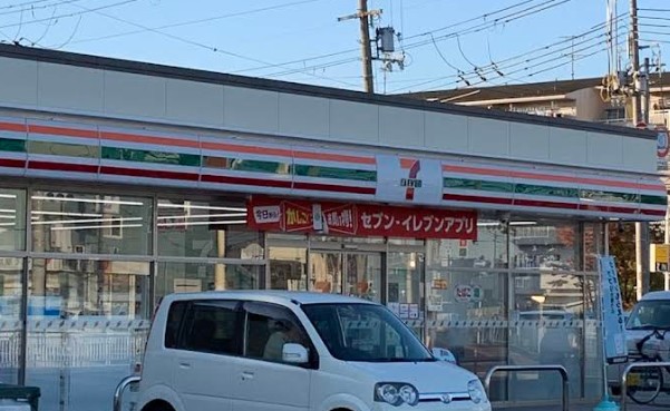 コンビニ　セブンイレブン 高槻芝生町3丁目店（コンビニ）まで773m