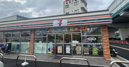 コンビニ　セブンイレブン豊中勝部店（コンビニ）まで590m
