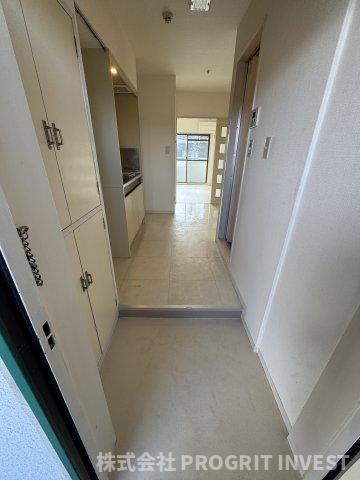 玄関　類似物件の写真となります。間取の参考にご覧ください。