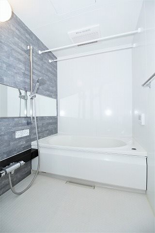 バス・シャワールーム　広々とした追い焚き機能付浴室