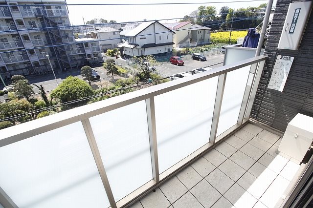 バルコニー　陽当たり良好な南向きのベランダ