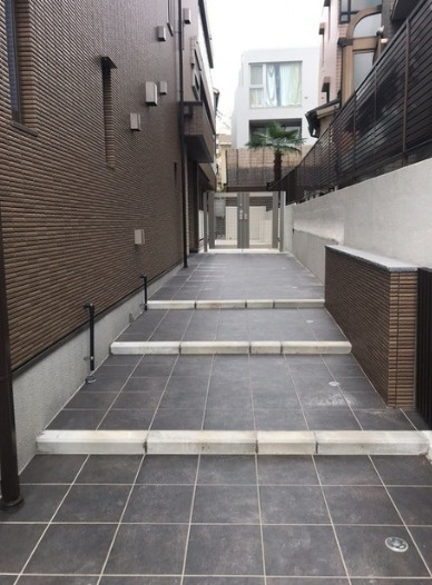 エントランス　落ち着いたエントランスです