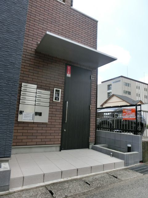 エントランス　建物内へのアプローチ