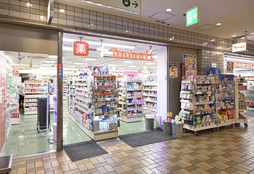 ドラックストア　トモズ神谷町店（ドラッグストア）まで237m