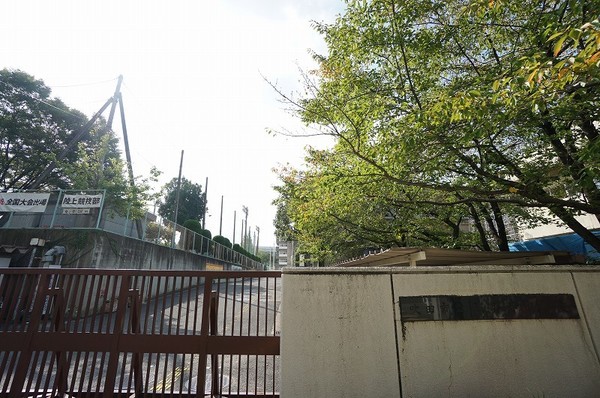 中学校　吹田市立佐井寺中学校（中学校）まで425m