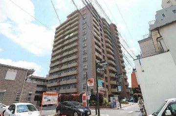 建物外観　鉄骨鉄筋コンクリート造のがっちりとした建物。