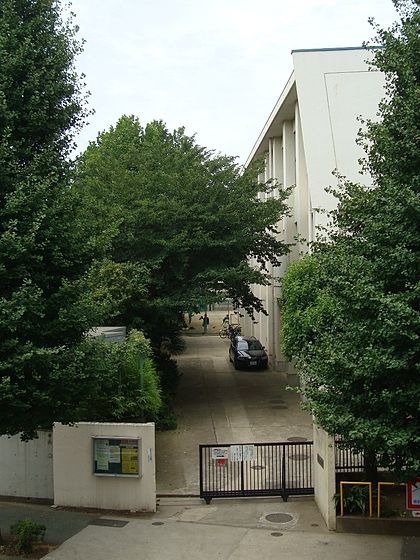 中学校　渋谷区立広尾中学校（中学校）まで412m