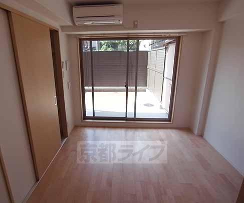 居室・リビング　ウォークインクローゼット付きのお部屋。バルコニ風景は実...