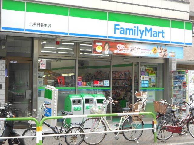 コンビニ　ファミリーマート（コンビニ）まで330m