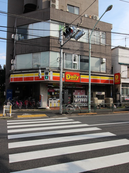 コンビニ　デイリーヤマザキ（コンビニ）まで300m