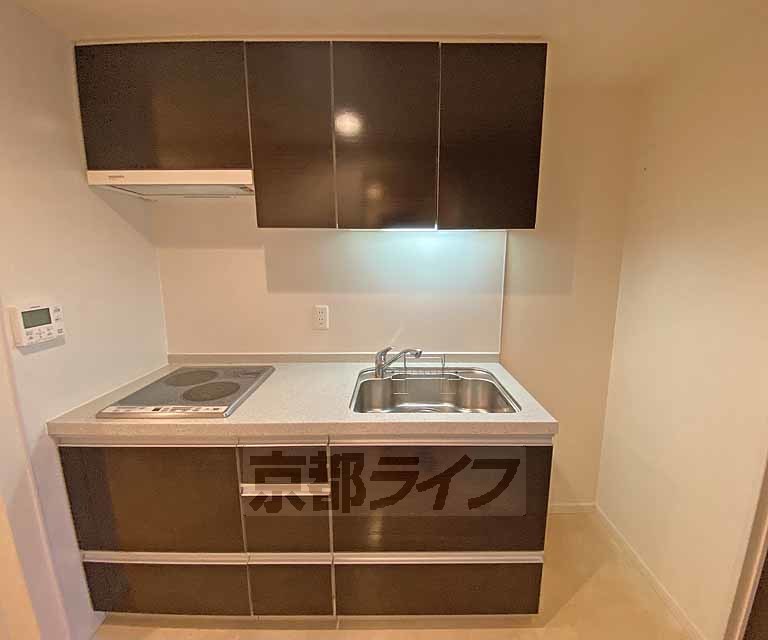 キッチン　ＩＨコンロ２口のお掃除しやすいワイドなシステムキッチンです。