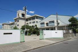 中学校　寝屋川市立第八中学校（中学校）まで717m