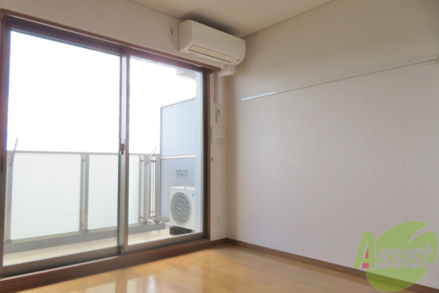 その他部屋・スペース　５帖の洋室です。窓が大きく明るいですね。