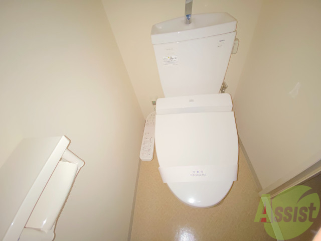 トイレ　おトイレはこちら。便利なウォッシュレットが付いています。