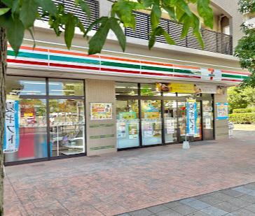 コンビニ　セブン-イレブン（コンビニ）まで300m