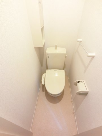 ＪＲ総武本線 八街駅 バス乗車時間：5分 最寄りバス停で下車 徒歩8分 2階建 築6年のトイレ写真