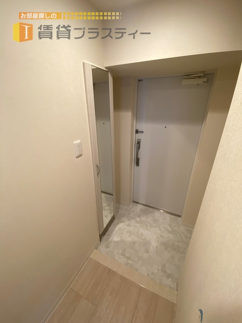 玄関　シューズボックス・姿見付きです